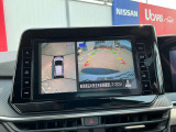 上空から見下ろしているかのような映像をディスプレイに映し出し、スムースな駐車をサポートします。画面は「トップビュー」のほか「サイドブラインドビュー」への切り換えが可能。ますます安心です