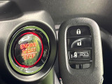 【Hondaスマートキー】カバンやポケットに入れたままでもドアの施錠・解錠が可能なスマートキーを装備。エンジンのオン・オフ時もカギを取り出す必要が無いからとっても便利です♪