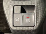 指先だけで簡単に操作が可能な電動パーキングブレーキを採用。「HOLD」スイッチを押すと、渋滞や信号待ちなどでブレーキペダルから足を離しても、ブレーキを保持するので安心です