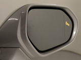 BSM(ブラインドスポットモニタ)!隣の車線を走る車両をレーダーで検知し、ドアミラーでは確認しにくい後側方エリアに存在する車両に加えて、急接近してくる車両も検知します。