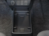 センターフロアトレイ。ティッシュ箱を置いた下にも携帯電話などを収納できる空間があります。さり気ない気遣いを感じられます。