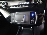 シフトパターンです。電気式のパーキングブレーキを採用してます。また車種・グレードによっては走行モードも変える事も!