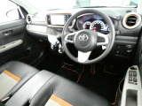 【運転席まわり】・・・ハンドルやシートなども隅々までクリーニング済み。キレイな車内でドライブがより一層快適にお楽しみいただけると思います。