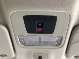緊急通報ボタンは天井にあります。運転中の体調不良や、エアバッグの作動しない事故の際には押してください。