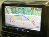 【バックカメラ】駐車時に後方がリアルタイム映像で確認できます。大型商業施設や立体駐車場での駐車時や、夜間のバック時に大活躍!運転スキルに関わらず、今や必須となった装備のひとつです!