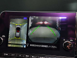 アラウンドモニターが運転席にいながら、クルマの前後左右の状況を映し出します。