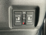 【両側パワースライドドア】両側がパワースライドドアになっており、運転席のスイッチやスマートキーでも開閉が可能です!開口部も広いので乗り降りも楽々♪