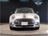 MINIのフロントグリルのデザインはイギリスで生まれた当初から、シルバーのサイドバーが折り重なった伝統的なデザインで御座います。その伝統はBMWのお車になってからでも少しずつ形を変えて守られております