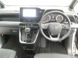 運転席からの視界はこんな感じです☆お気軽にご来店いただき、実際に座って是非お確かめください。ドライバーに寄り添う快適な操作フィールをもたらすステアリングです。