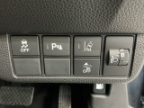 車がカーブの外側へ膨らんだり内側へ巻き込んだりする挙動を防止する横滑り防止装置、障害物センサー、万が一の時にあると心強いホンダセンシング機能-路外逸脱抑制機能・衝突軽減ブレーキ付きです!