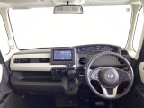 運転席は、大きな座面と包み込むような背もたれがドライバーの身体全体をしっかり支えます。上質なシート素材と座り心地のよいクッションを採用し、長時間の運転やコーナーの多い道も快適です