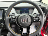 ドライバーの操作性に配慮したステアリング。快適な運転をサポートします。