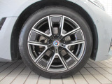 BMWのほぼすべてのモデルに『ランフラット・タイヤ』を標準装備しています。もしもパンクした場合でも、そのまま時速80kmまでで航続距離80km走行可能です。立ち往生する事無く、事故も未然に防ぎます。