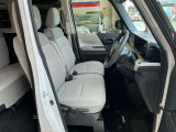 運転席シートリフター(ラチェット式)で、座面の高さも上下に動き、体格にあわせて調整ができます。