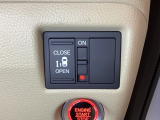 左側電動スライドドアは運転席からでも操作ができるように、ハンドル付近に開閉の操作スイッチが付いています。