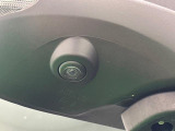 純正ナビゲーションを装着することで狭い道でのすれ違い時に下廻りを映し出す事ができます。他の3つのカメラと連携してパノラマモニターにも対応することが出来ます。