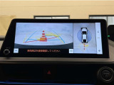 真上から見下ろしたような視点で車とその周囲を確認出来る画面と、車両後方を映し出すバックモニター画面の2つを表示してくれます。