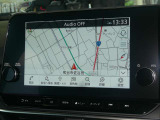NISSANコネクトナビは専用の通信ユニットや対応携帯電話などで情報センターに接続し、ドライブをより快適にするための情報を提供したり、ナビ操作をオペレータがサポートします。