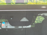 【スマートブレーキサポート】走行中に前方の車両等を認識し、衝突しそうな時は警報とブレーキで衝突回避と被害軽減をアシスト。より安全にドライブをお楽しみいただけます。