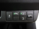 パーキングセンサーや横滑りを防ぐVSA等のスイッチ類は運転席の右側、手の届きやすい位置にあります。