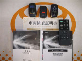 スマートキー&エンジンスターター&後席モニター用リモコン付。取扱説明書とメンテナンスノートもあります☆品質評価シート付いてます!トヨタ認定中古車ライト!!