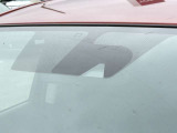 【エマージェンシーブレーキ】走行中に前方の車両等を認識し、衝突しそうな時は警報とブレーキで衝突回避と被害軽減をアシスト。より安全にドライブをお楽しみいただけます。