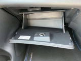 グローブボックスは奥行きがあり、日常品や車検証、その他の収納に便利です!