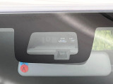【スズキ セーフティサポート】走行中に前方の車両等を認識し、衝突しそうな時は警報とブレーキで衝突回避と被害軽減をアシスト。より安全にドライブをお楽しみいただけます。