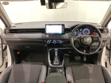 車内は光触媒抗菌消臭施工済です。スタイリッシュなデザインでスポーティなインパネ周りを演出します。グローブボックスやカップホルダーのほかにトレーなどたくさんの収納スペースが付いています。