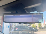 【スマートリヤビューミラー】後席の大きな荷物や同乗者で後方が確認しづらい時でも安心!カメラが撮影した車両後方の映像をルームミラー内に表示。クリアな視界で状況の確認が可能です!