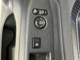 狭い駐車場で便利な電動格納ドアミラーが付いています。