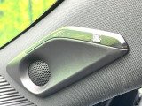 【JBLサウンドシステム】メーカーオプションの高品位サウンドシステムを搭載。専用のチューニングが施された大小様々なスピーカーから良質なサウンドが奏でられ、臨場感あふれる音響空間を演出します。