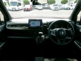 大きなフロントガラスで広々とした視界の運転席まわりです。