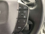 クルーズコントロール機能が付いています。 速度を設定するとアクセルを踏まなくても一定の速度で走ることができます。  高速道路ではとても便利な装置なんです。