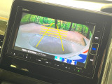 【バックカメラ】駐車時に後方がリアルタイム映像で確認できます。大型商業施設や立体駐車場での駐車時や、夜間のバック時に大活躍!運転スキルに関わらず、今や必須となった装備のひとつです!
