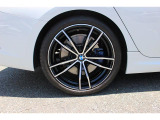 BMWのほぼすべてのモデルに『ランフラット・タイヤ』を標準装備しています。もしもパンクした場合でも、そのまま時速80kmまでで航続距離80km走行可能です。立ち往生する事無く、事故も未然に防ぎます。