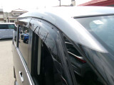 雨の日でも、車内の空気入替に便利なプラスチックバイザー付きになります^^意外と実用性がありますよね☆