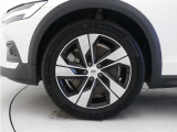 ダイヤモンドカット/ブラック5スポーク7.5J&times;18インチアルミホイール。衝突回避・被害軽減ブレーキシステムやパイロット・アシストなど、数多くの先進安全・運転支援機能を標準装備。