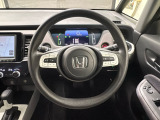 ハンドルにHondaセンシング系のクルーズコントロールやレーンキープアシストなどのスイッチと、オーディオの操作スイッチが装備されています。ハンドルから手を離さず安全に操作できます。