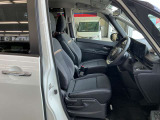 運転席シートリフター(ラチェット式)で、座面の高さも上下に動き、体格にあわせて調整ができます。