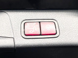 ●電動リアゲート:ワンタッチでリアゲートの開閉ができ、荷物などで両手が塞がっている状態でも簡単に開閉ができる便利機能です。