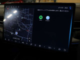 ディスプレイは左右に分割し、別々のアプリを表示することが可能です