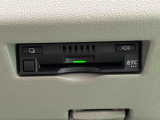 ETCカードを挿入することで高速道路を利用する際の支払いがキャッシュレスになったり、ETCスマートインターチェンジが利用できたり、とても便利なアイテムです!保証は修理保証のみとなります。