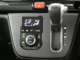 オートエアコンで車内も快適です。冬や雨の日の室内の結露防止等コンディションに加えて、冷え過ぎ、暖め過ぎに因る燃費を悪化を防ぎます