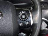 ステアリングスイッチ付きで、運転中に視線を前に向けたまま操作できます。