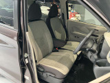 運転席、助手席です。座面も広くゆったりと座れてアームレストも付いているので重宝します。