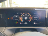 運転席に水平に、大胆に取り付けられたスピードメーターです。