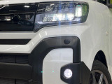 【LEDヘッドライト】悪天候や夜間走行時も良好な視界を確保し安心して運転できる高輝度LEDヘッドライトを装備!点灯速度が早く、消費電力も抑えられています。