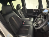 女性でも運転がしやすいように、シートの高さ調整機能(シートリフター)がついています。運転席と助手席の間が空いている為、助手席側への移動がスムーズです。