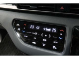 運転席と助手席の温度設定の変更が可能な左右独立タイプのデュアルエアコンです♪♪♪暑がりな人・寒がりな人も誰もが車内を快適にお過ごしいただけます♪♪♪